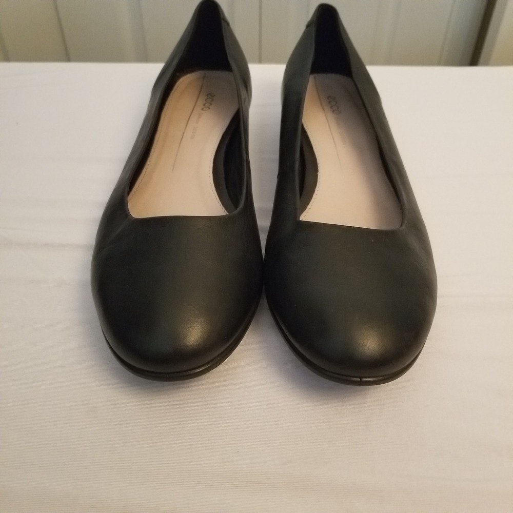 Ecco Black Leather Round-Toe Heels